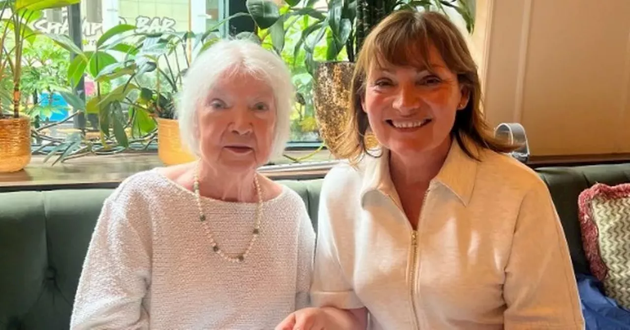 Lorraine Kelly enjoys visit to Glasgow restaurant and shares sweet snap with mum