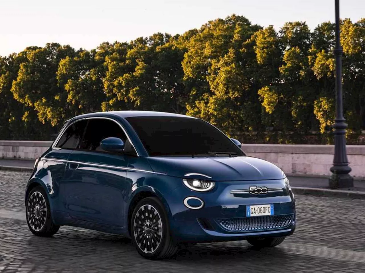 La Fiat 500 elettrica diventerà ibrida: ecco perché