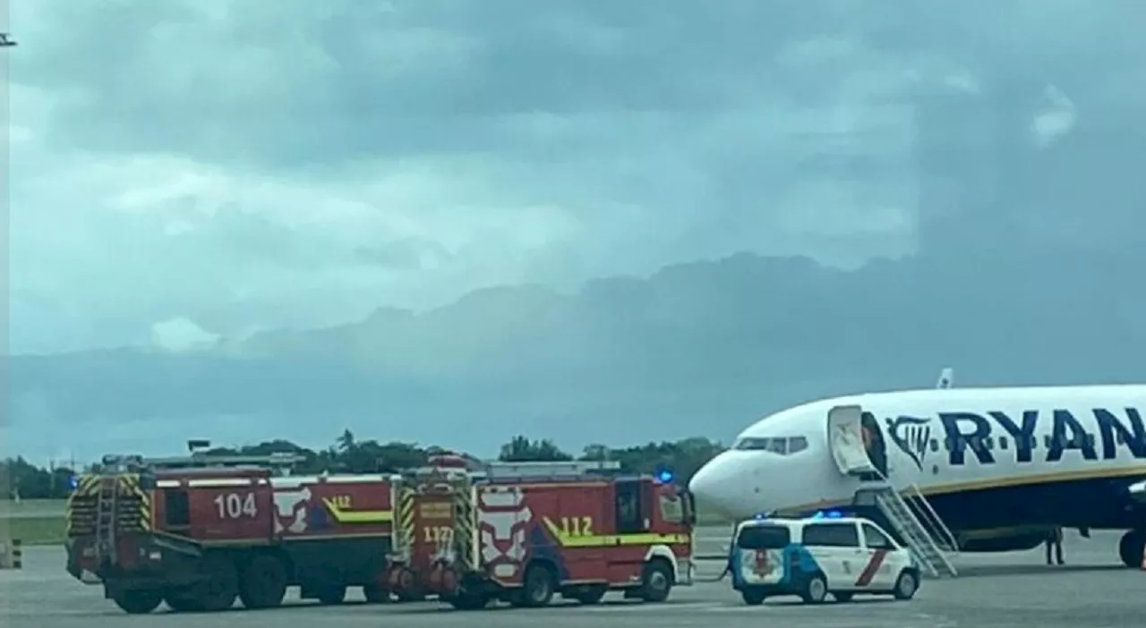 Incendio sul volo Ryanair da Bologna a Bruxelles, aereo dirottato. Una passeggera: «Si vedeva solo il fumo e c