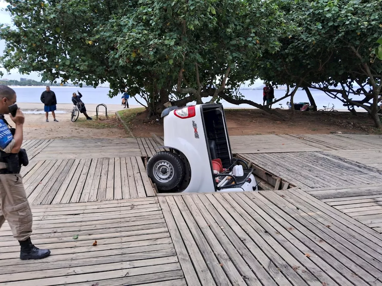 Carro da prefeitura 'afunda' em deque na Praia do Flamengo; associação diz que irregularidades são frequentes