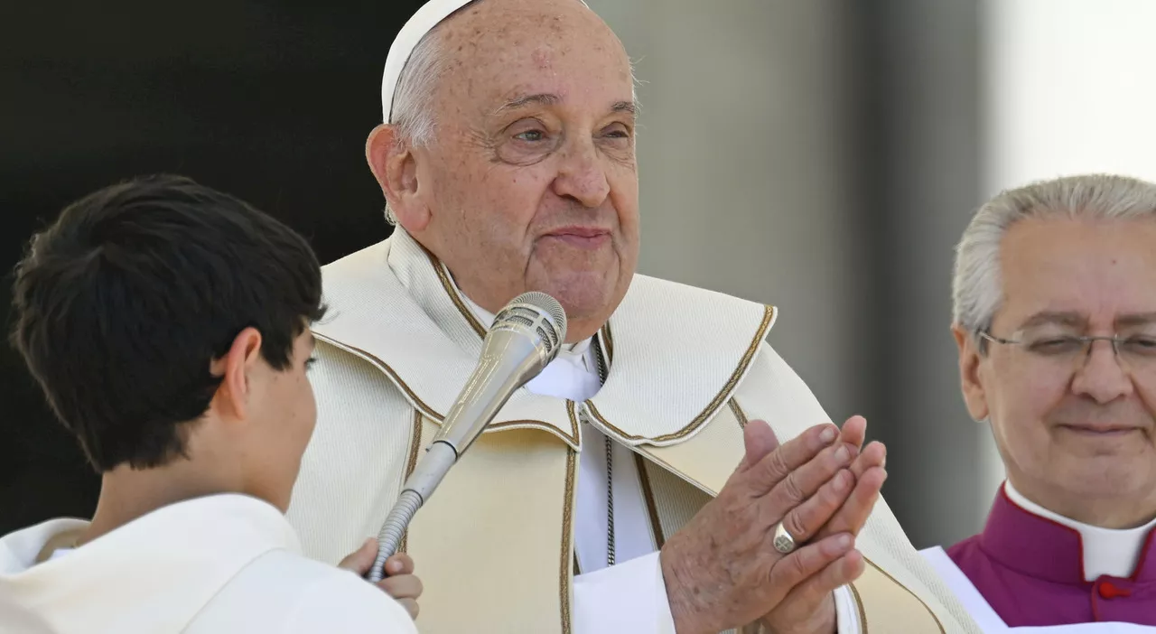 Papa Francesco e la gaffe omofoba: «Non volevo offendere, in Chiesa c'è spazio per tutti»