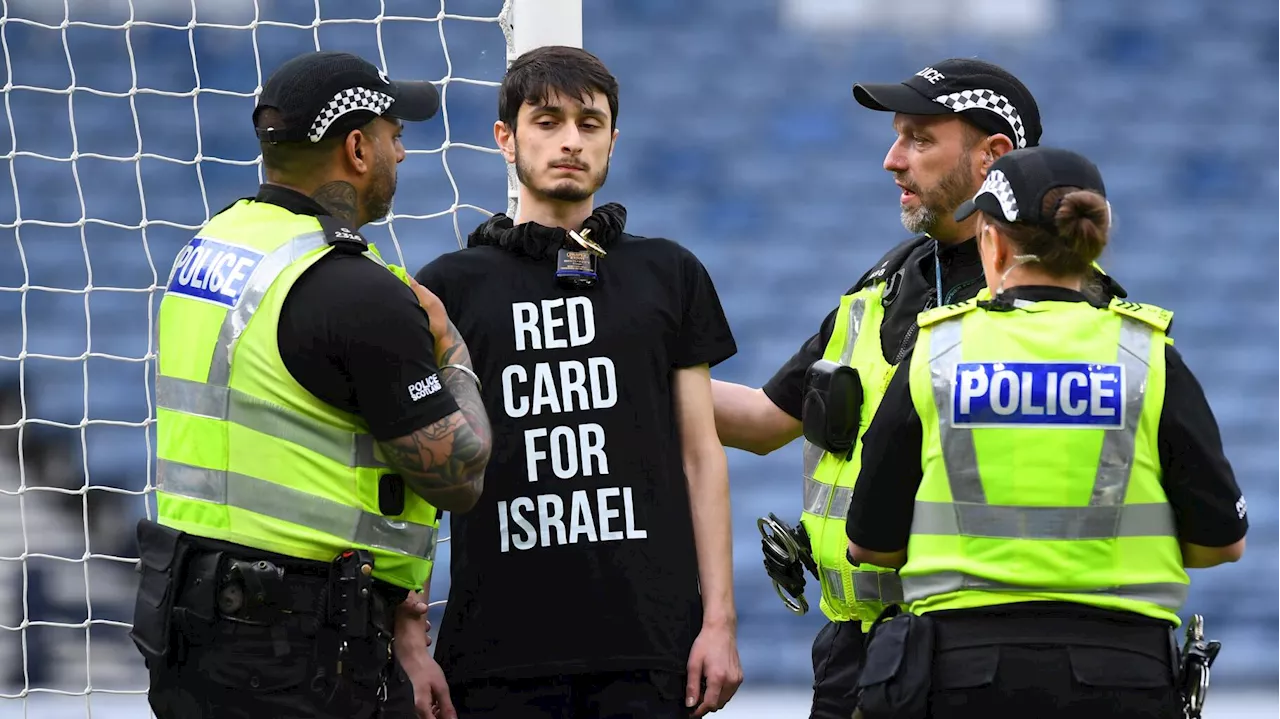 Guerre Israël-Hamas : un manifestant s’enchaîne aux poteaux de but lors du match Écosse-Israël