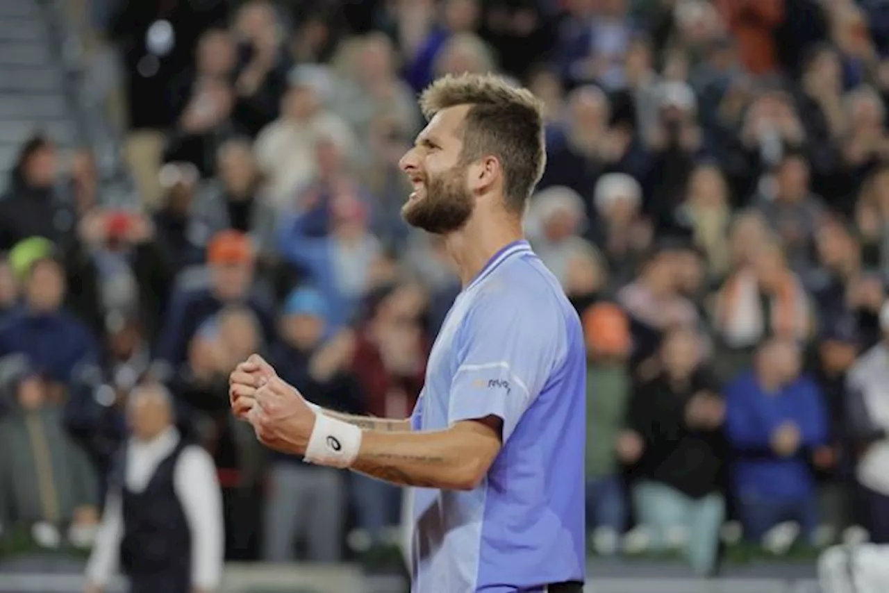 Dans une ambiance de feu, Corentin Moutet se qualifie pour les 8es de Roland-Garros en battant Sebastian Of...