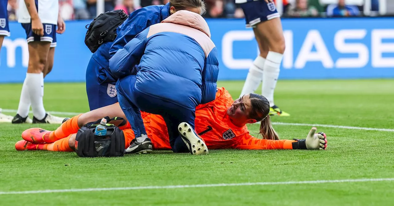 England dealt major injury blow as Mary Earps limps off against France