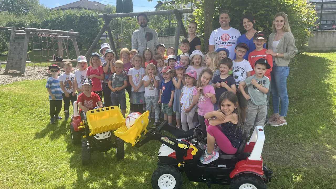 CNH übrraschte Kindergarten Vestenthal mit Steyrer Traktoren