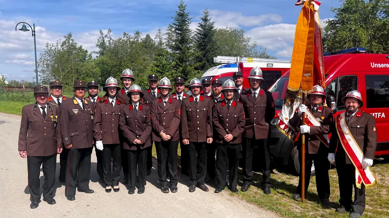 Junge und erfahrene Feuerwehrleute matchen sich in Bierbaum