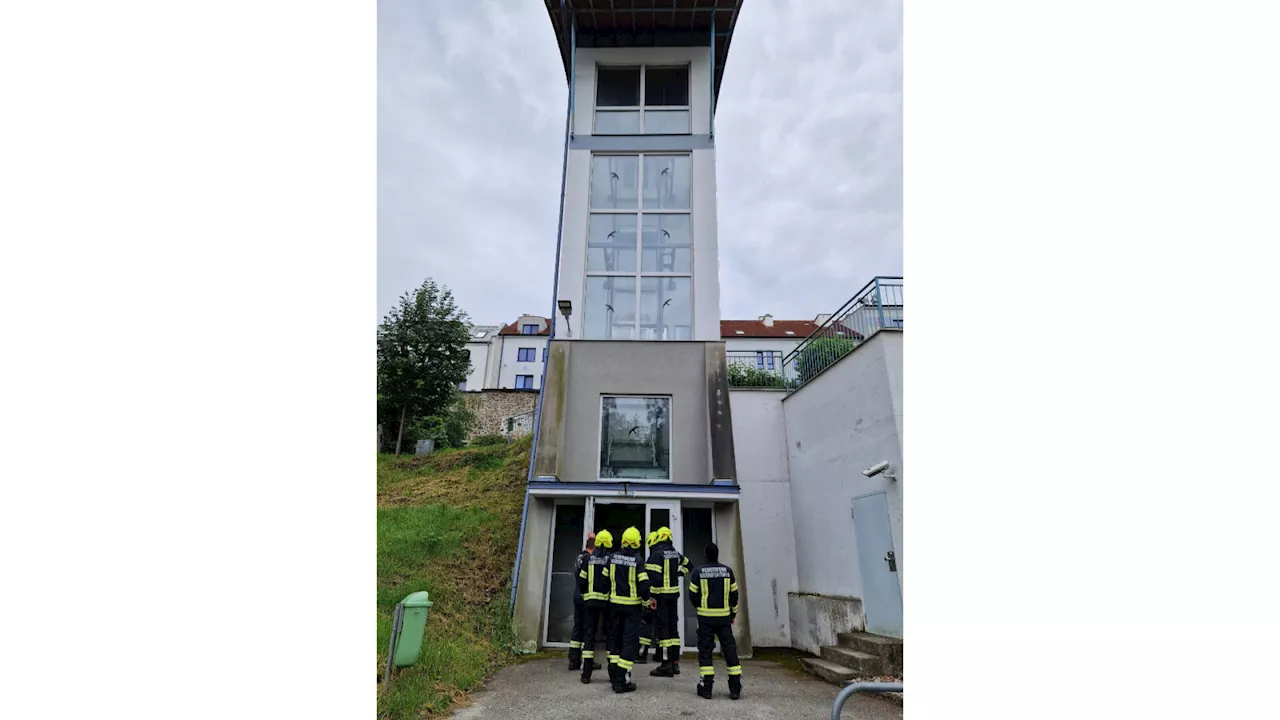 Lift in Waidhofen blieb stecken: Feuerwehr befreite Person