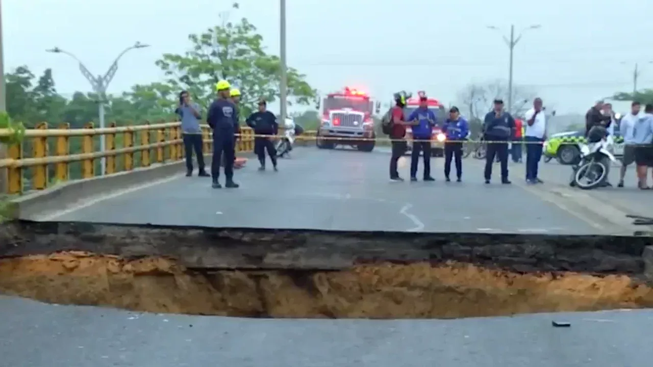 Colapso de puente entre Soledad y Barranquilla, en Atlántico, dejó varias personas fallecidas