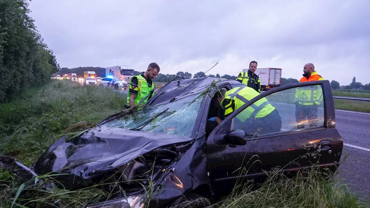 112-nieuws: auto ondersteboven in berm A50 • schip gered van ondergang