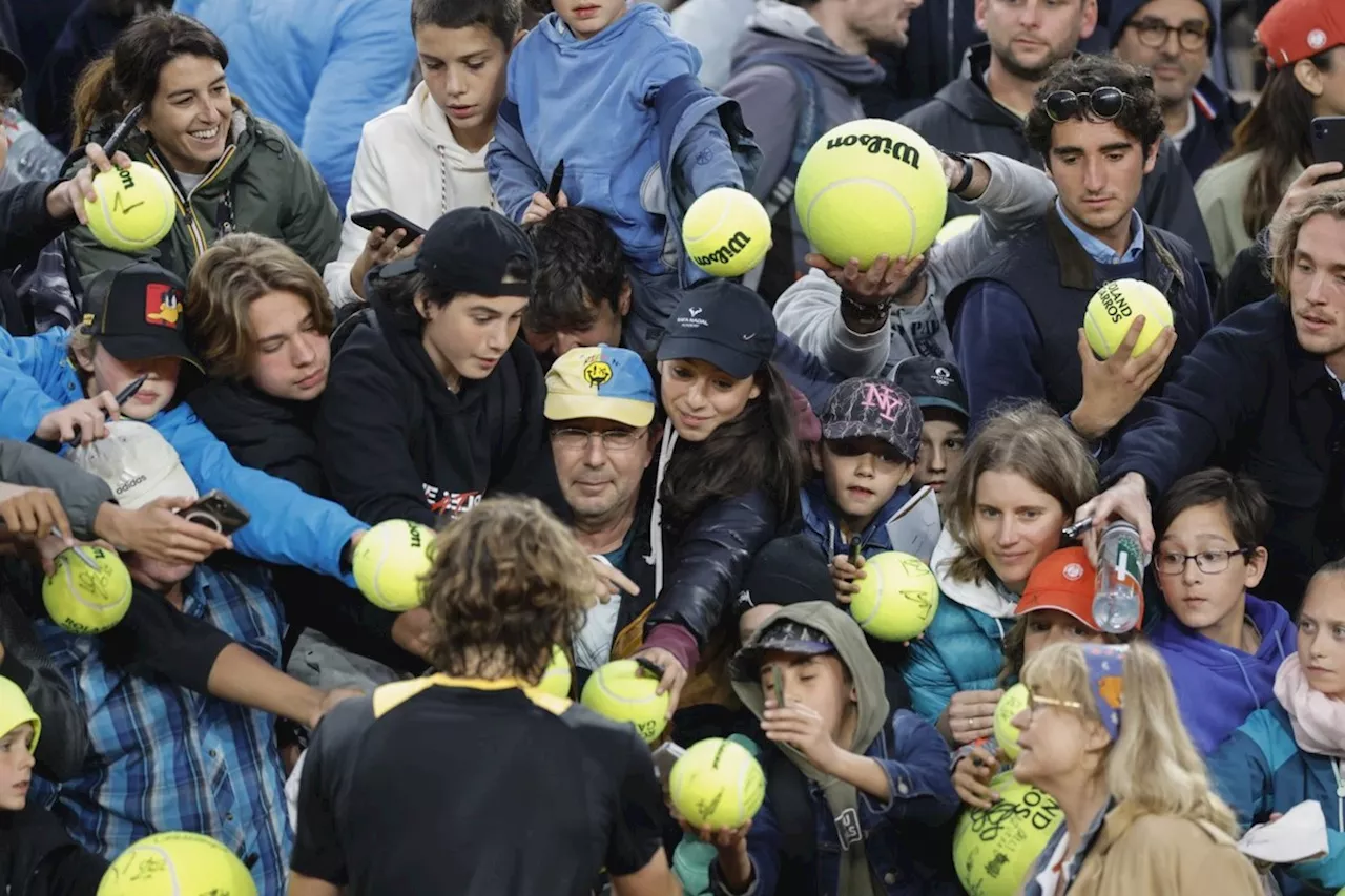 Tsitsipas eases into the French Open fourth round while Swiatek, Gauff, Sinner also advance