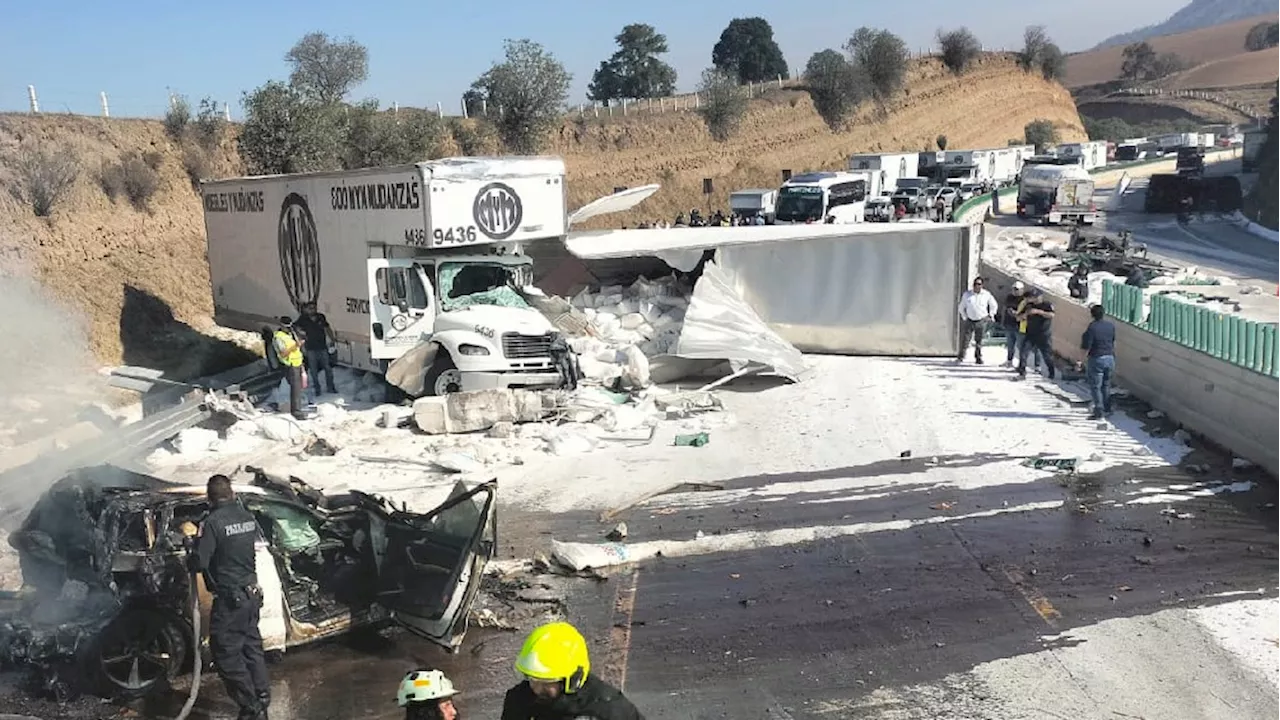 VIDEO: Trailer con azúcar paraliza la autopista México-Puebla al perder el control