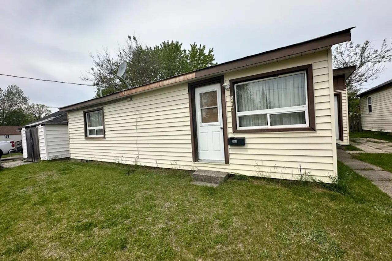 Get two for the price of one with this unique 2-unit home in Espanola