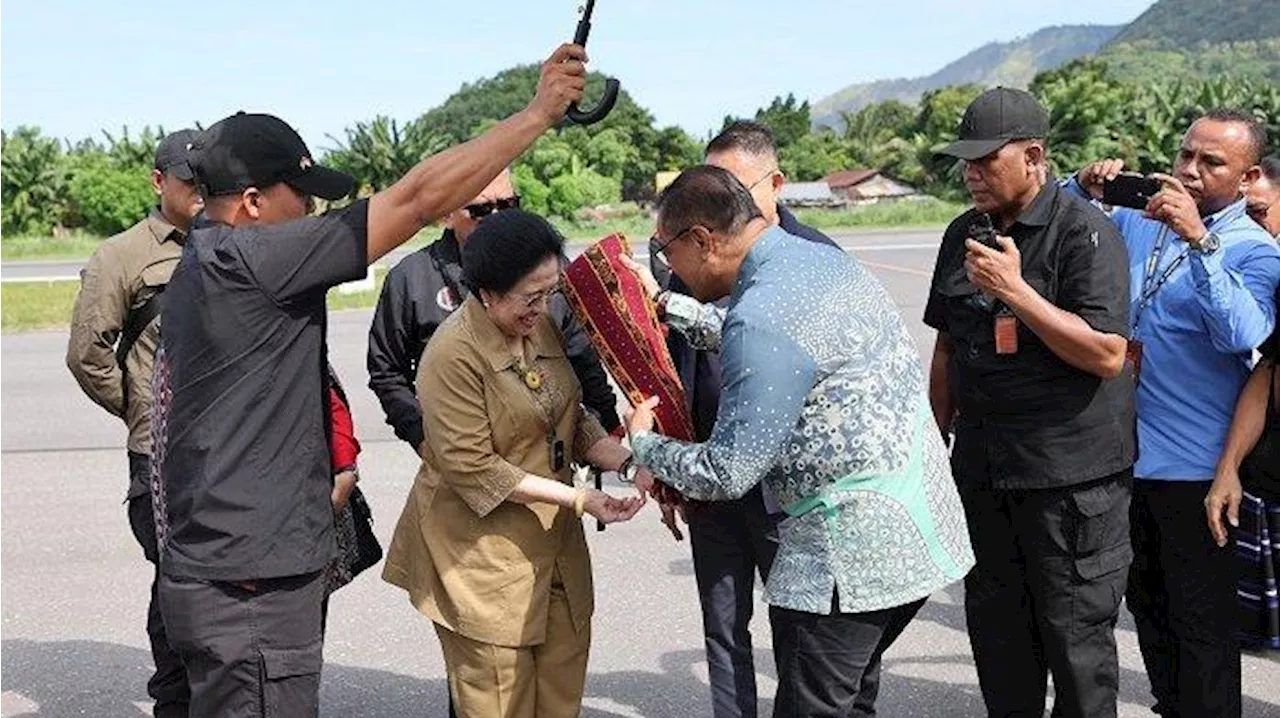 Megawati Disambut Tarian Toja Pala Saat Tiba di Ende Untuk Ikut Upacara Hari Lahir Pancasila