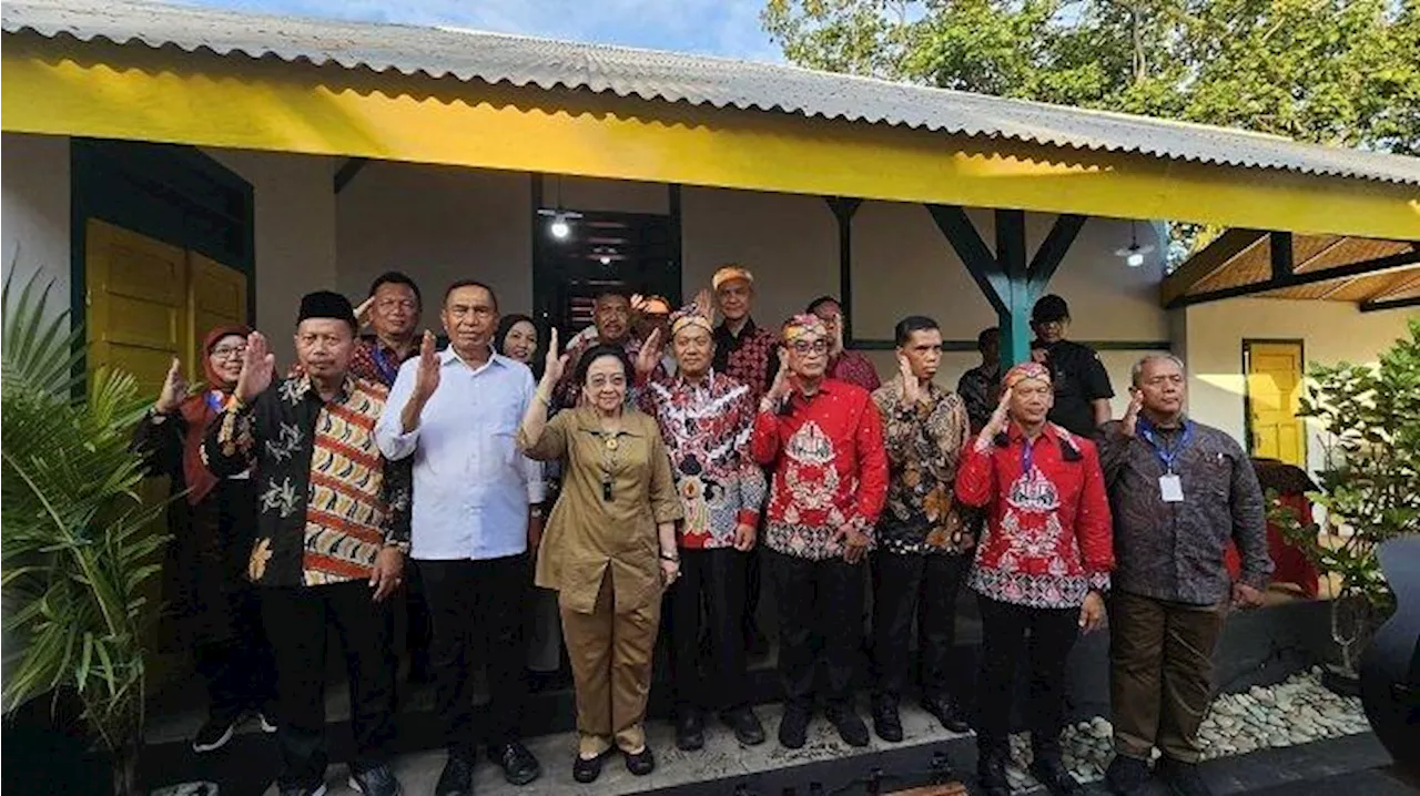 Megawati Kukuhkan ‘Jaket Bung Karno’ di Rumah Pengasingan Ende Untuk Gali Sejarah Sang Proklamator