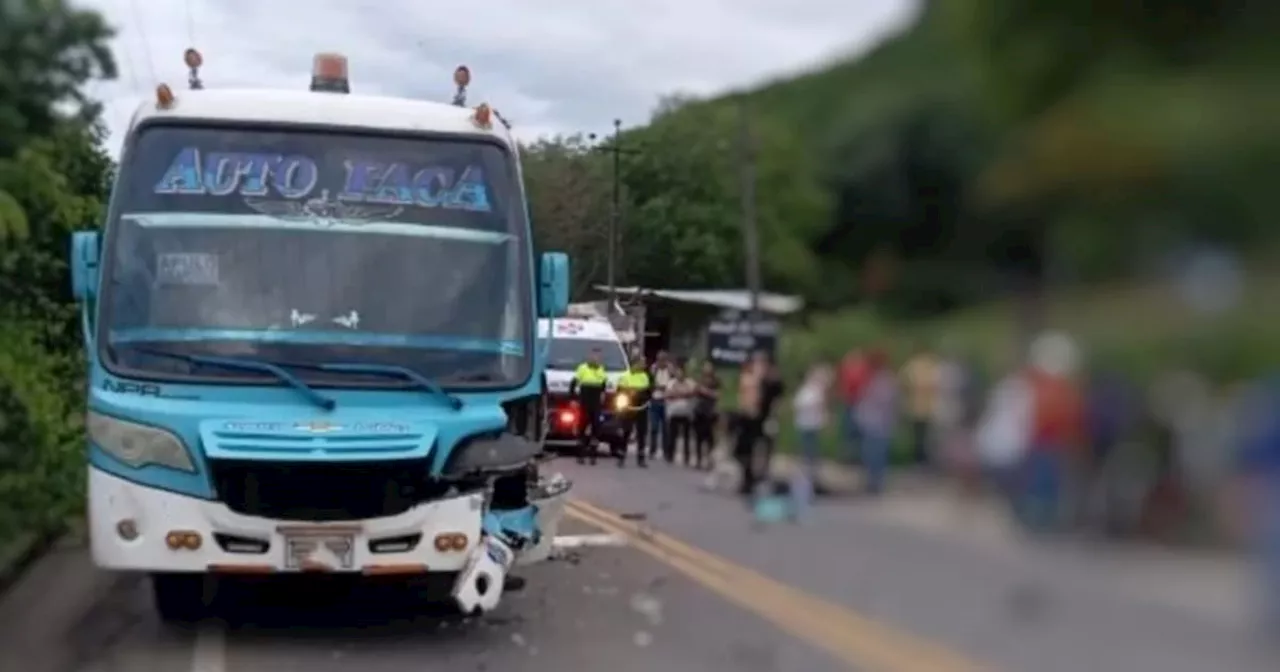 Dos estudiantes del Sena murieron en brutal choque entre un bus y una motocicleta