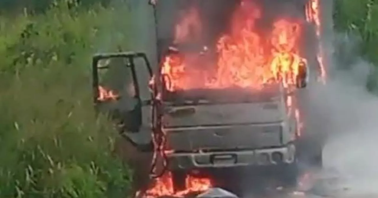 Video: por un ‘falso servicio’, conductor quemó su camión en zona rural de Lebrija, Santander