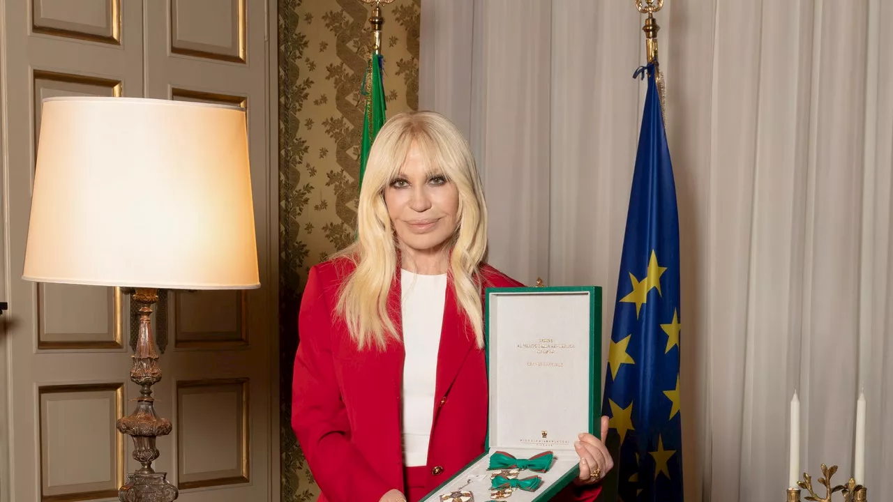 Donatella Versace premiata dal Presidente della Repubblica