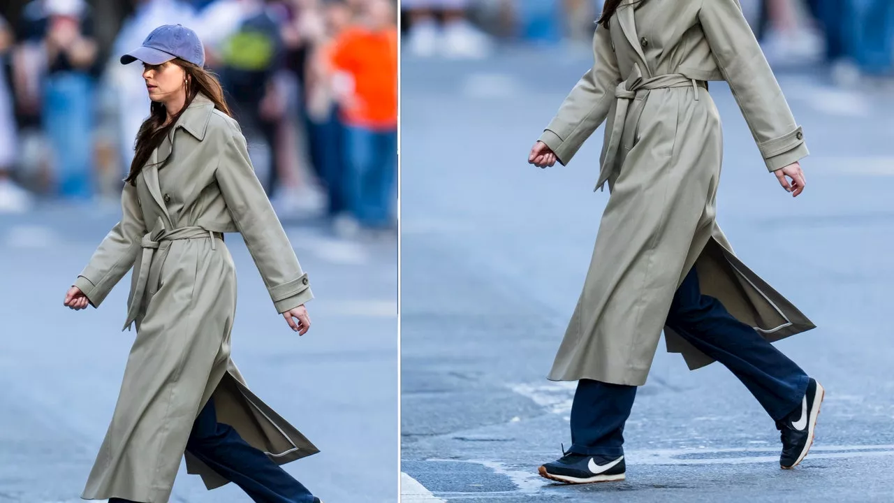 Dakota Johnson combina sus tenis Nike Cortez con pantalones azules y gorra de papá