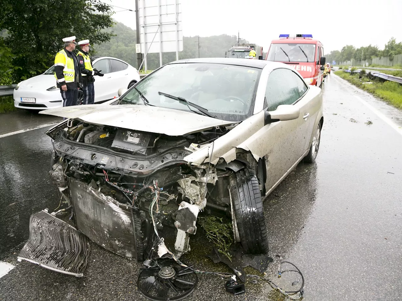 Verkehrsunfall auf der A14: Frau mit drei Kindern im Krankenhaus