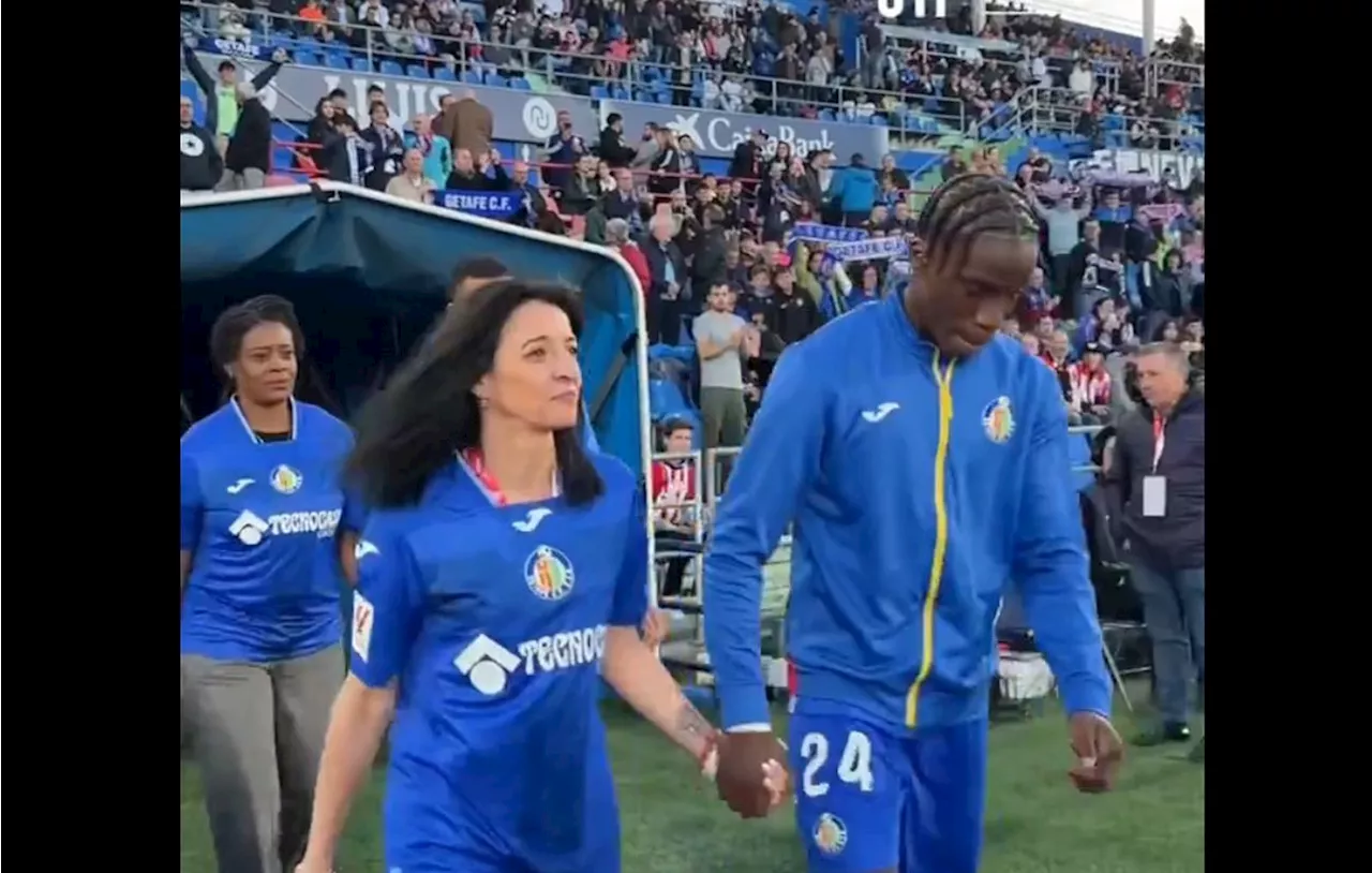 Liga : Les joueurs de Getafe entrent sur la pelouse accompagnés de leur maman