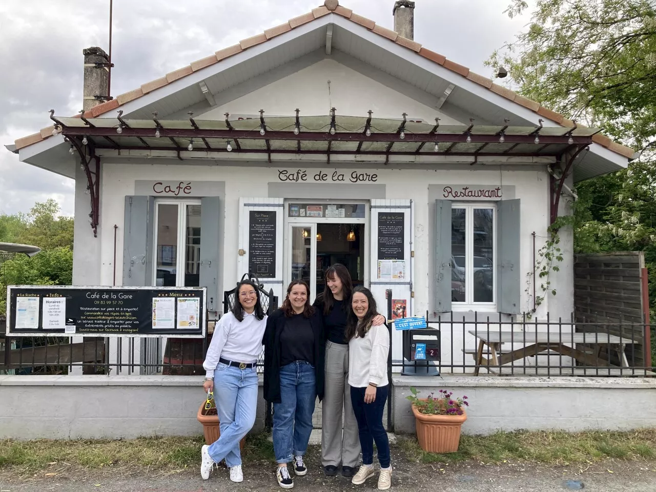 Après un périple en Australie, deux copines décident de reprendre le café du village