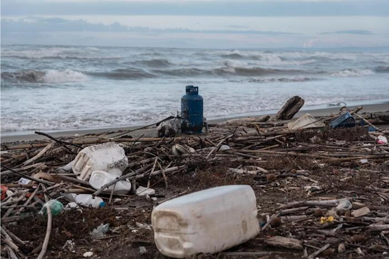 Praias da Itália têm 705 resíduos a cada 100 metros, diz ONG