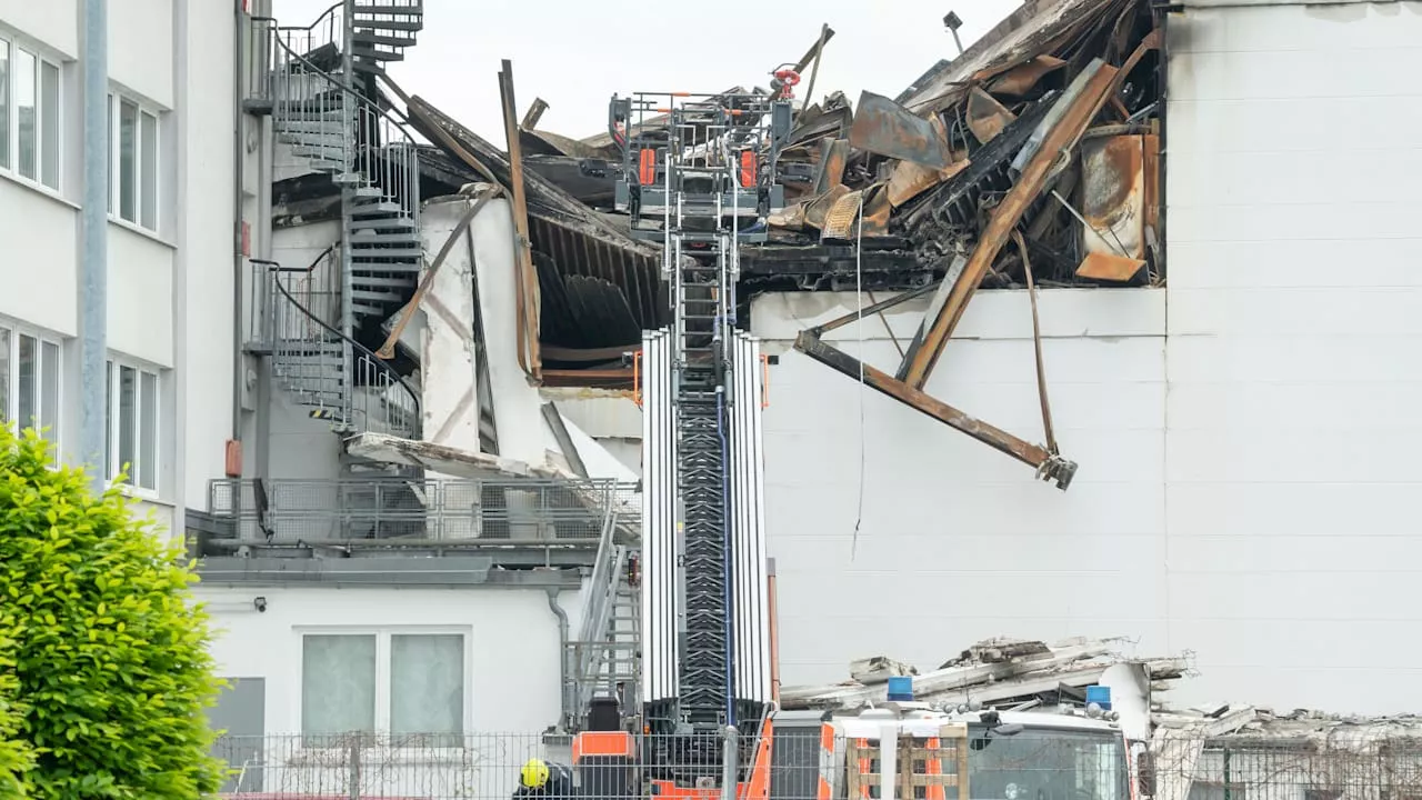 Anwohner hörten Explosionen: Einsturzgefahr nach Großbrand in Berlin