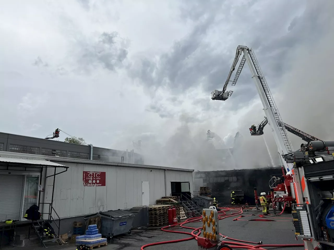 Lagerhallenbrand in Frankfurt-Griesheim mit weithin sichtbarer Rauchsäule