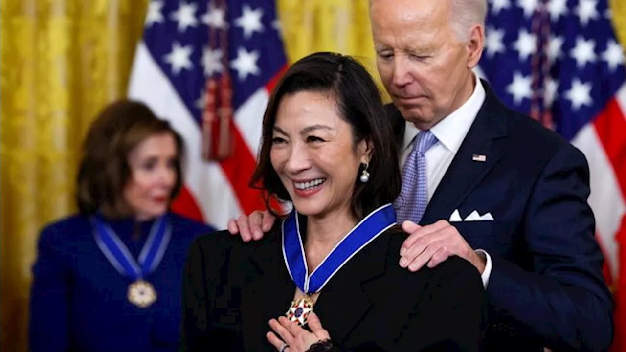 Michelle Yeoh Dapat Presidential Medal of Freedom dari Biden