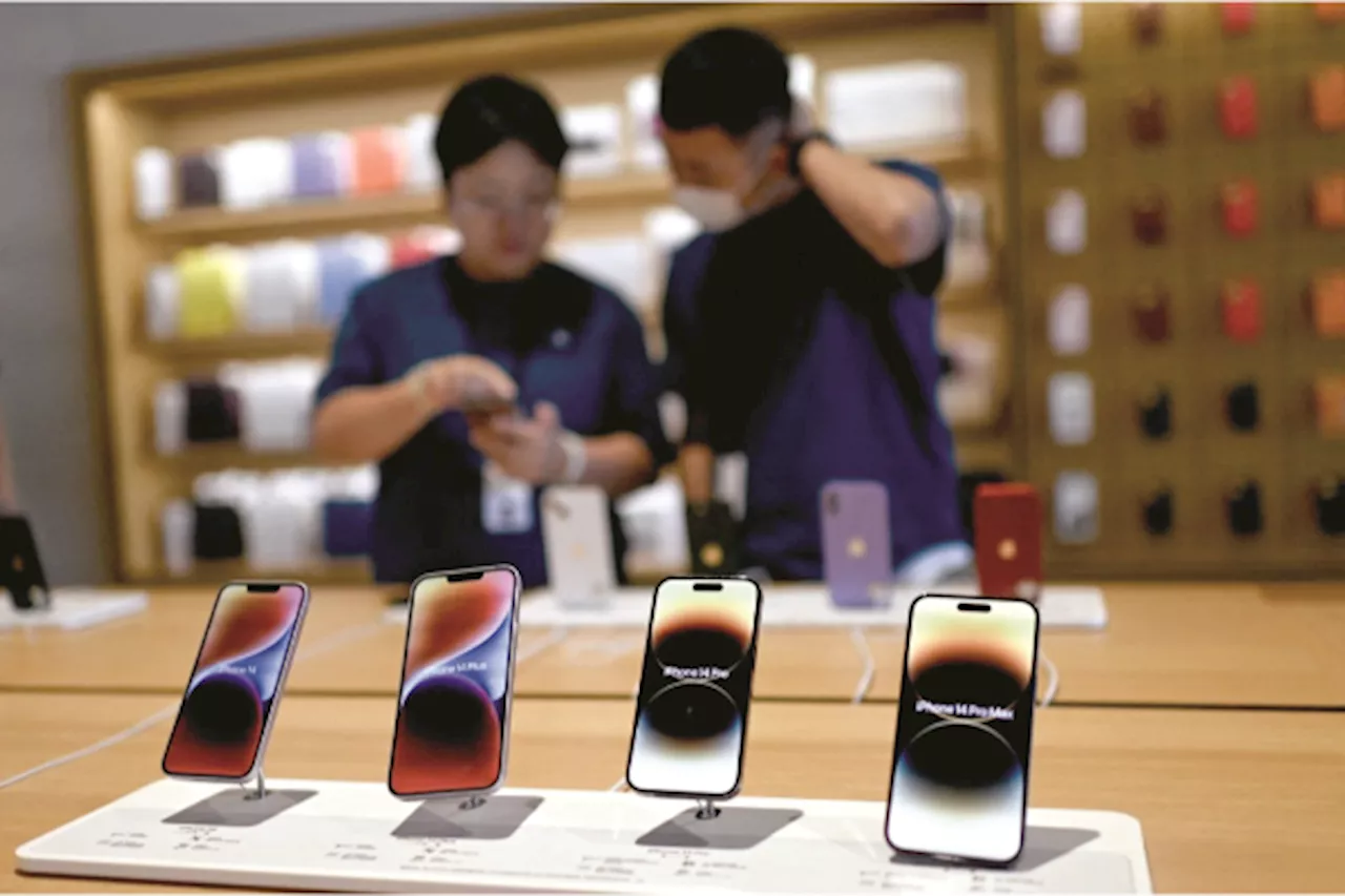 Apple profit ebbs as iPhone sales shrink