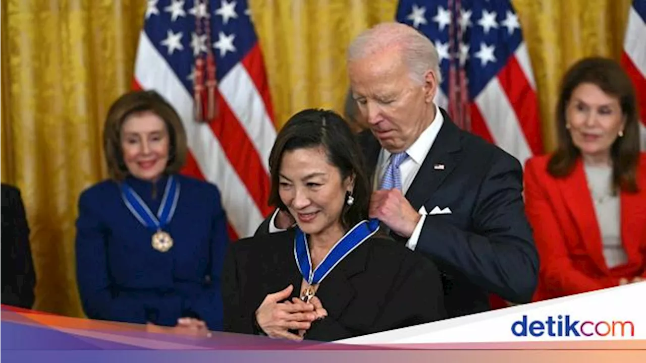 Michelle Yeoh Dapat Penghargaan Tertinggi Warga Sipil AS!