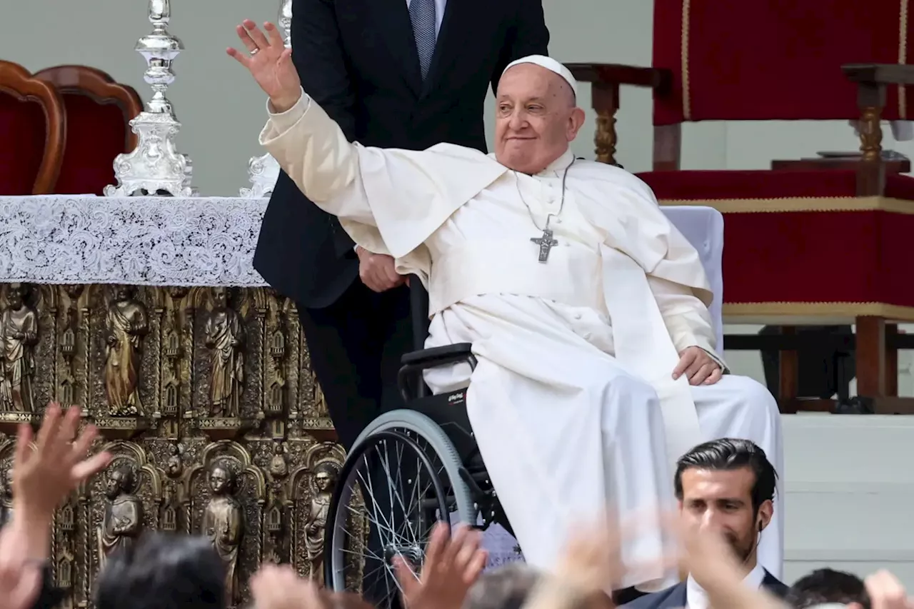 Papa pede 'reparação' pelos abusos cometidos inclusive pela Igreja