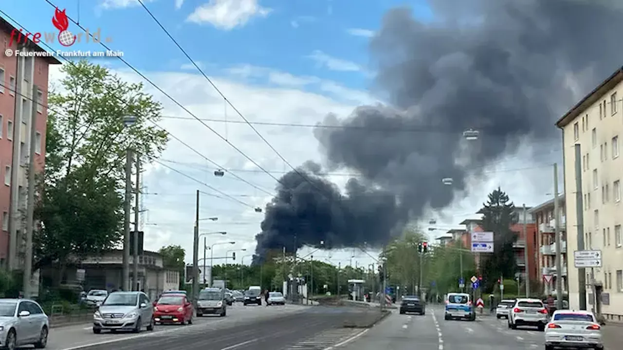 D: Millionenschaden bei Lagerhallenbrand in Frankfurt-Griesheim mit weithin sichtbarer Rauchsäule