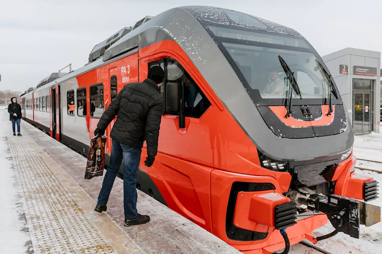 Поезд с пассажирами застрял в снегу на полпути в Екатеринбург