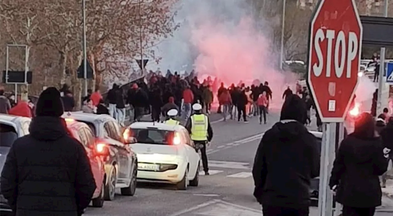 Bottiglie e fumogeni accesi lanciati addosso ai rivali: per gli scontri di Perugia-Rimini ecco chi resta fuori