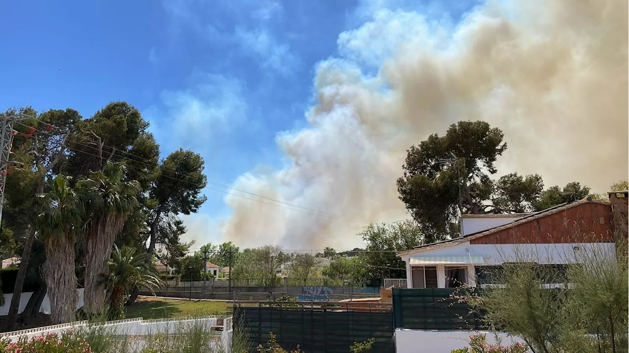 Estabilizan el incendio que ha confinado una urbanización en Riba-roja de Túria