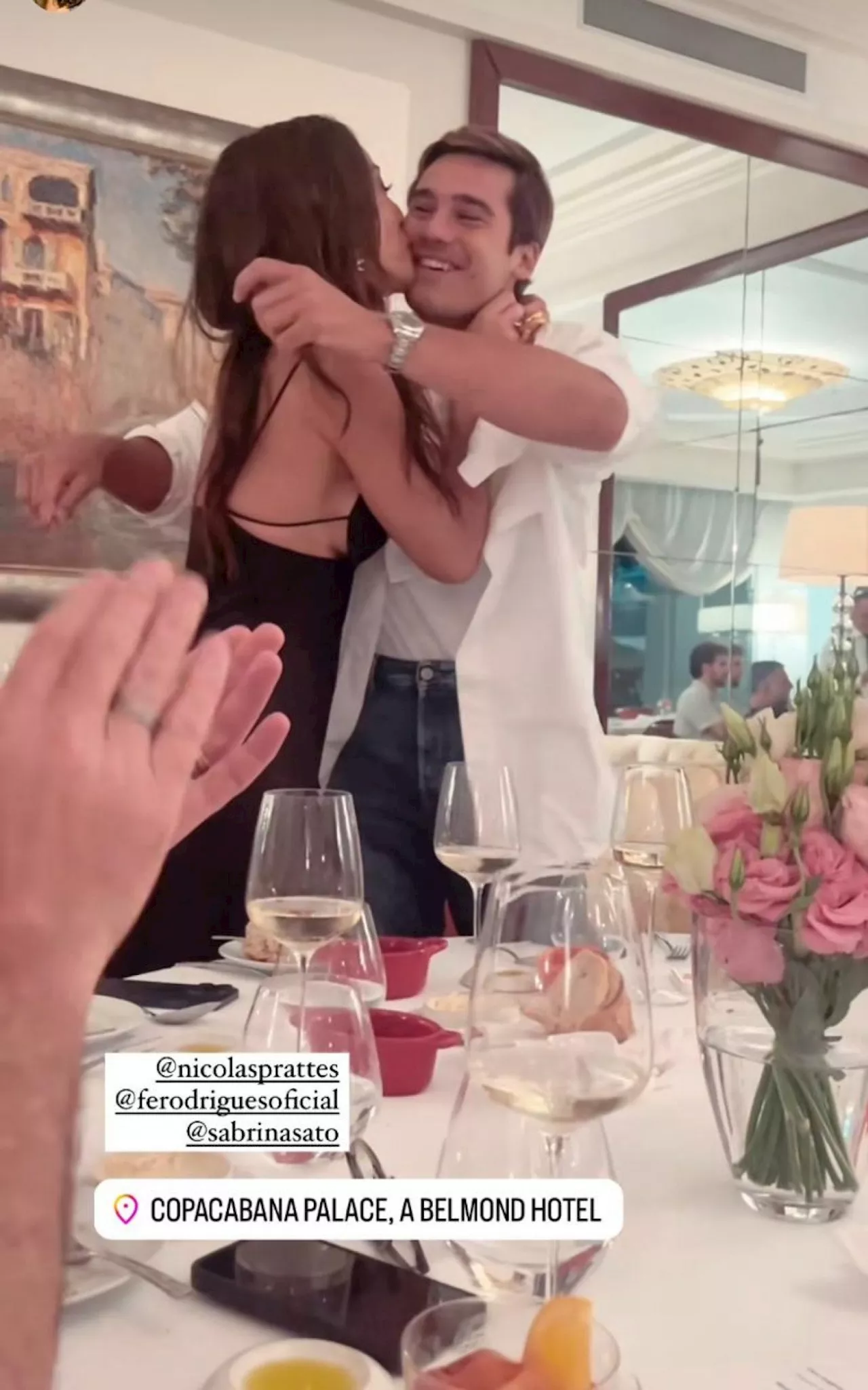 Nicolas Prattes celebra aniversário com Sabrina Sato em hotel onde Madonna está hospedada