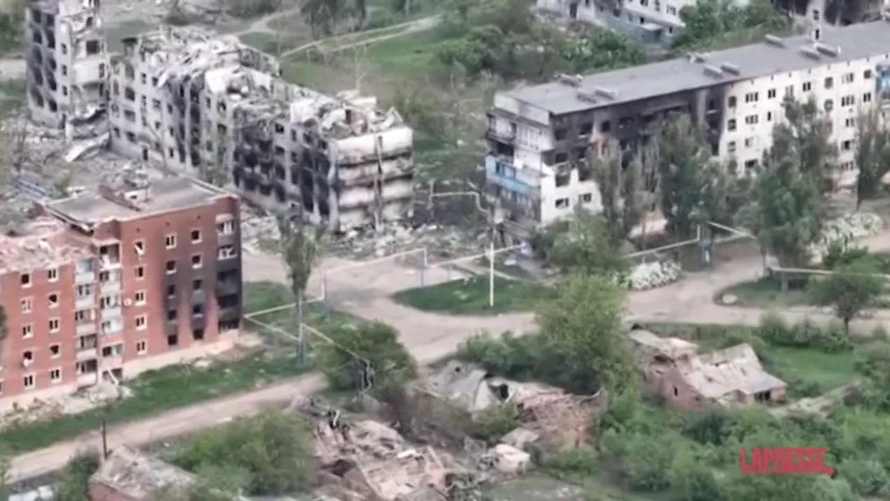 Ucraina, il villaggio di Ocheretyne devastato dalla guerra: le immagini dal drone sono impressionanti