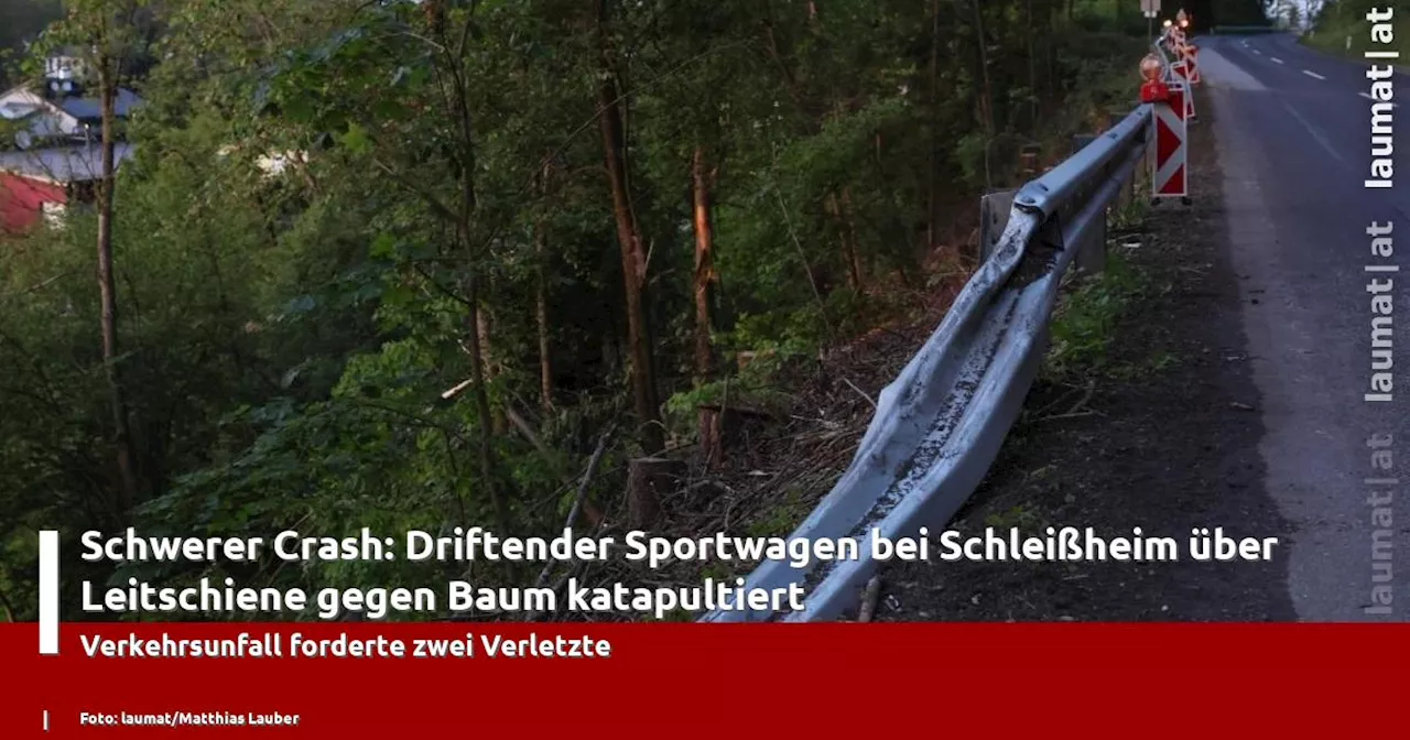 Schwerer Crash: Driftender Sportwagen bei Schleißheim über Leitschiene gegen Baum katapultiert