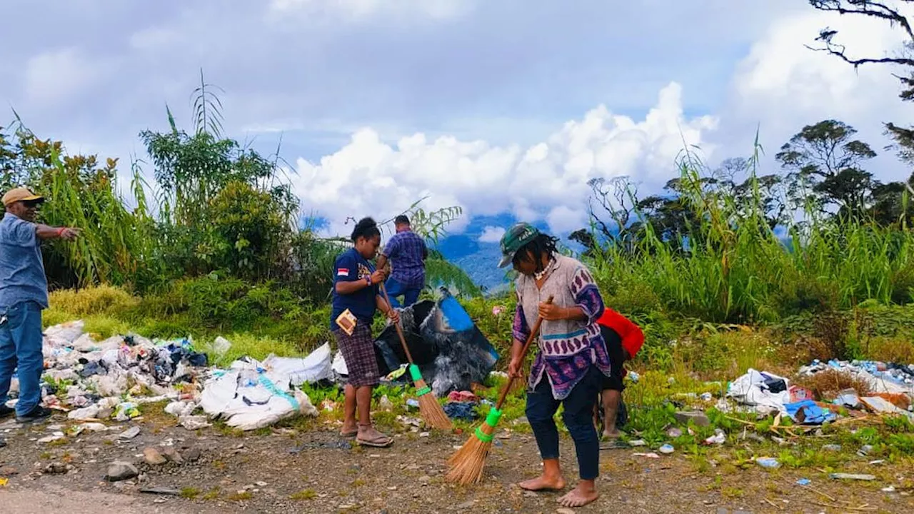 Gotong Royong Dinas Lingkungan Hidup dan Warga Kabupaten Tolikara Papua Bersih-Bersih Ciptakan Lingkungan Sehat