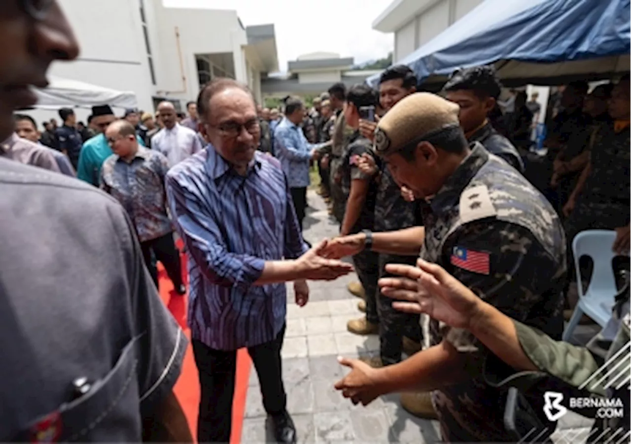 PM Anwar witnesses hand over of Sultan Nazrin Shah 69 Commando Camp at Ulu Kinta