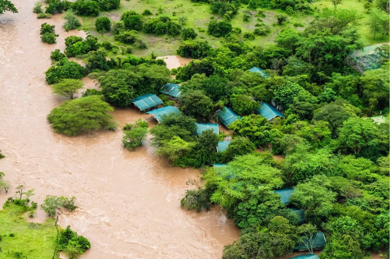 As deadly floods grip Kenya, president postpones school reopening