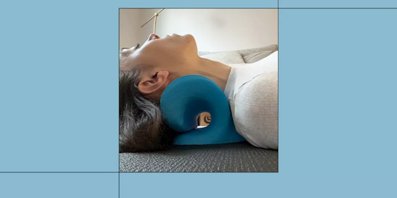 +50,000 People Swear By This $18 Pillow To Relieve Neck Tension & Support Better Posture