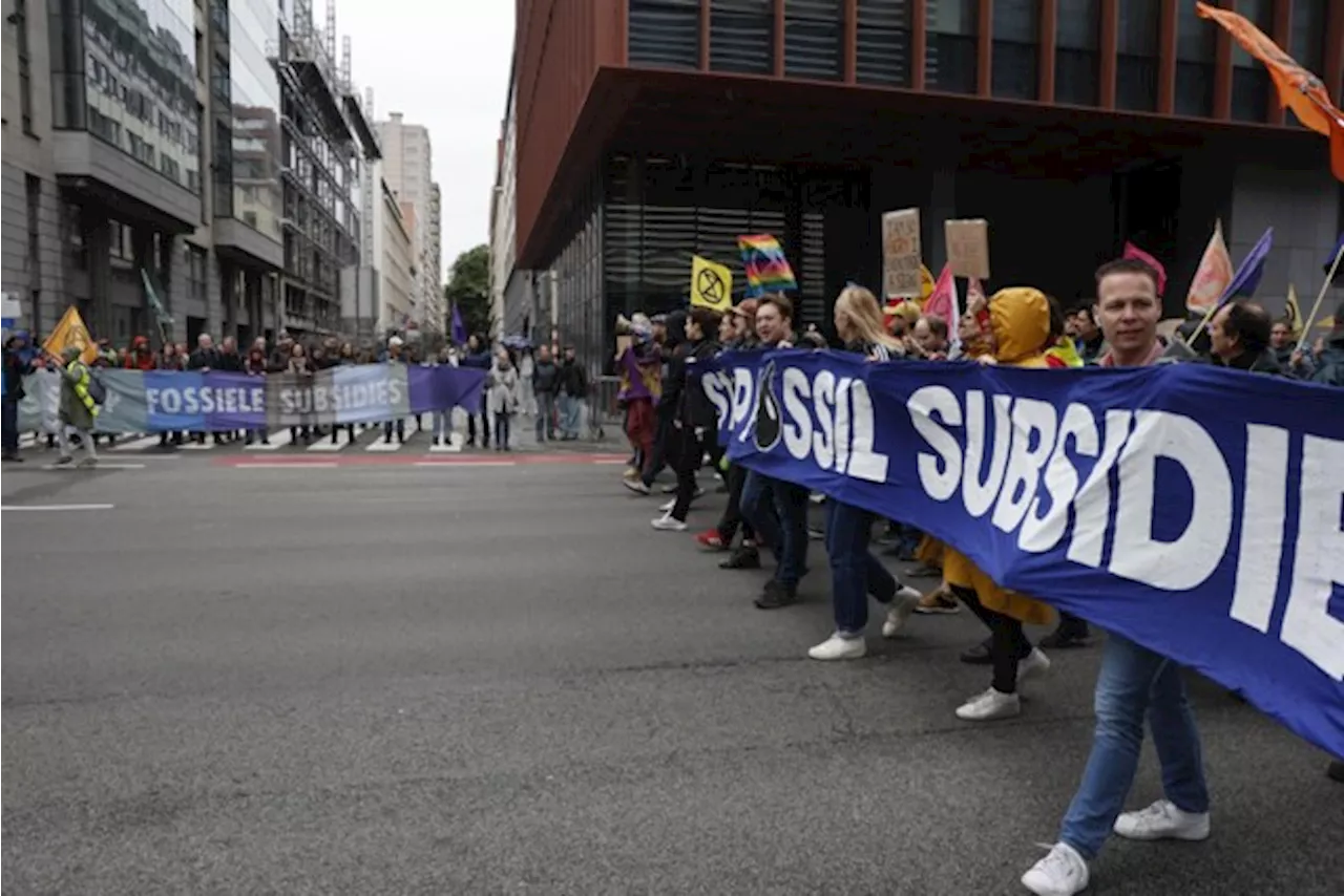 Honderden activisten van Extinction Rebellion blokkeren Brusselse Belliardstraat