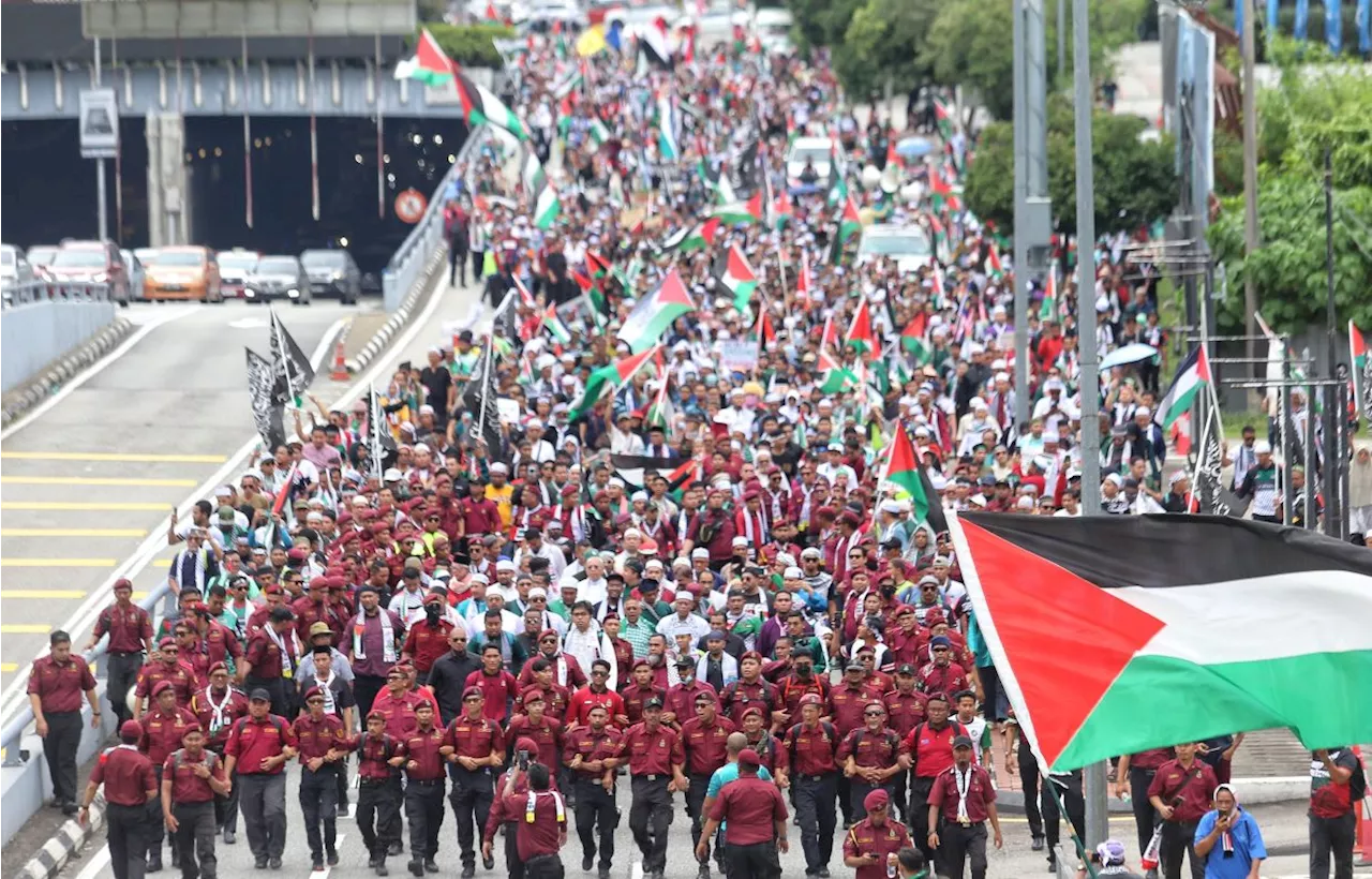 Dr M, Hadi among hundreds gathered in KL for pro-Palestine rally