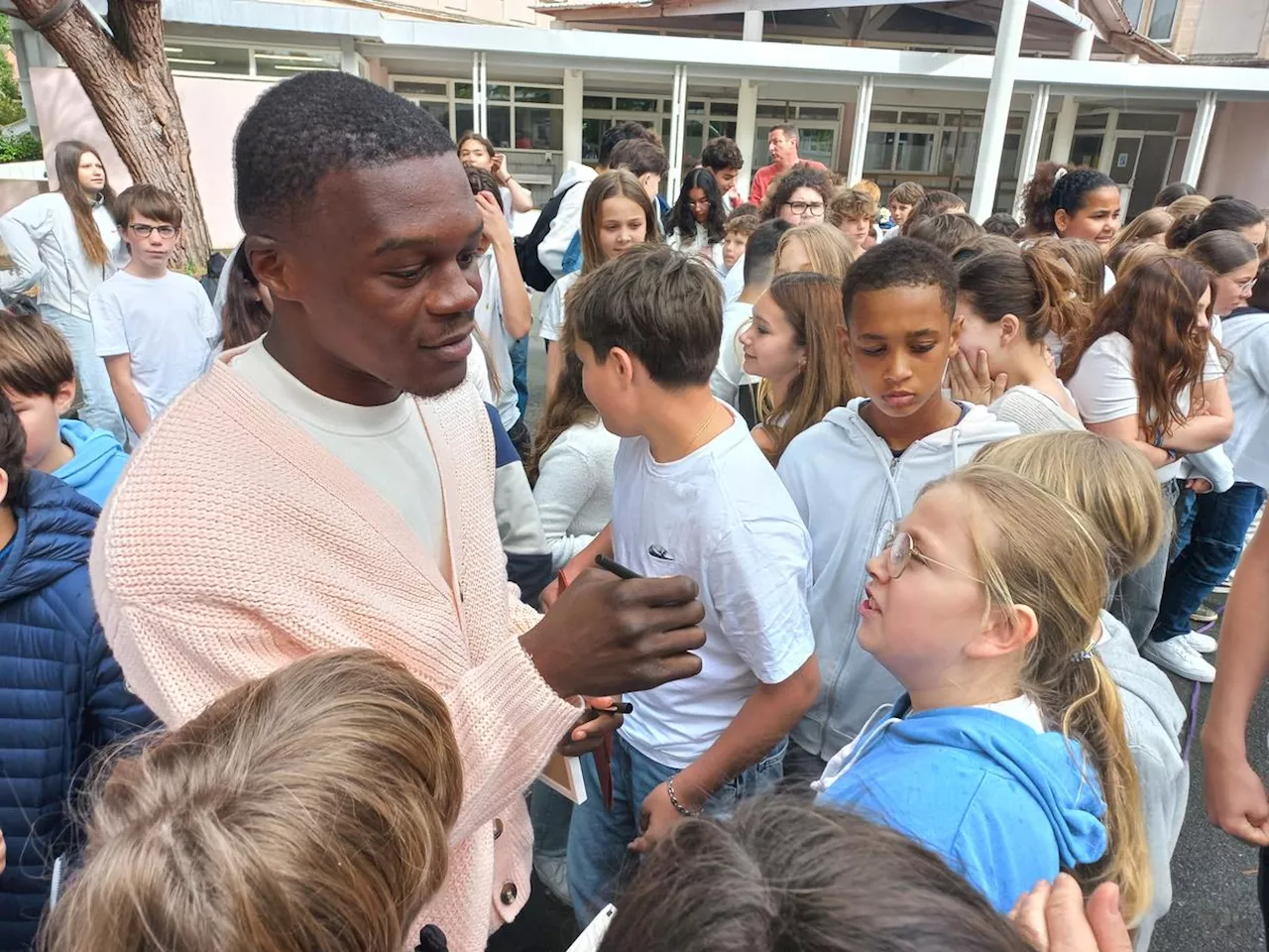 Royan : tout le collège Émile-Zola derrière le boxeur olympique Makan Traoré