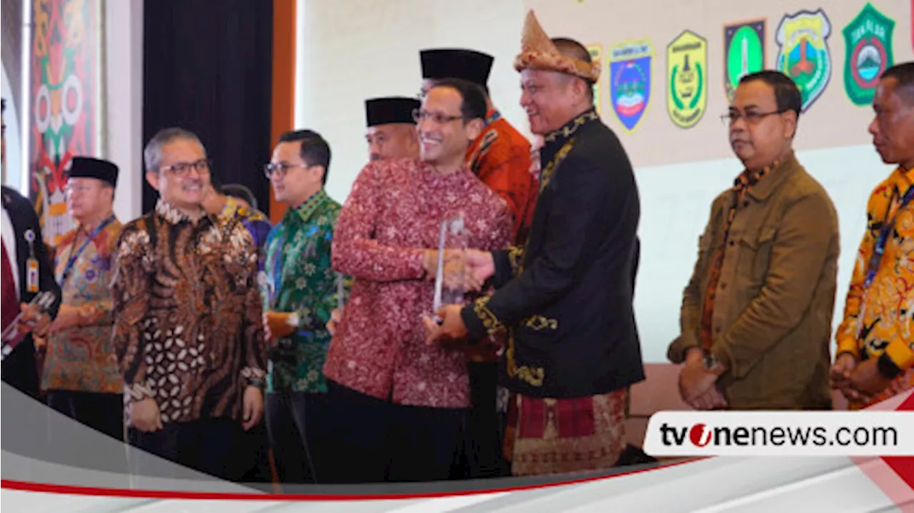 Kado Istimewa Hardiknas 2024, Bupati OKU Timur Ir H Lanosin MT Terima Penghargaan dari Mendikbudristek