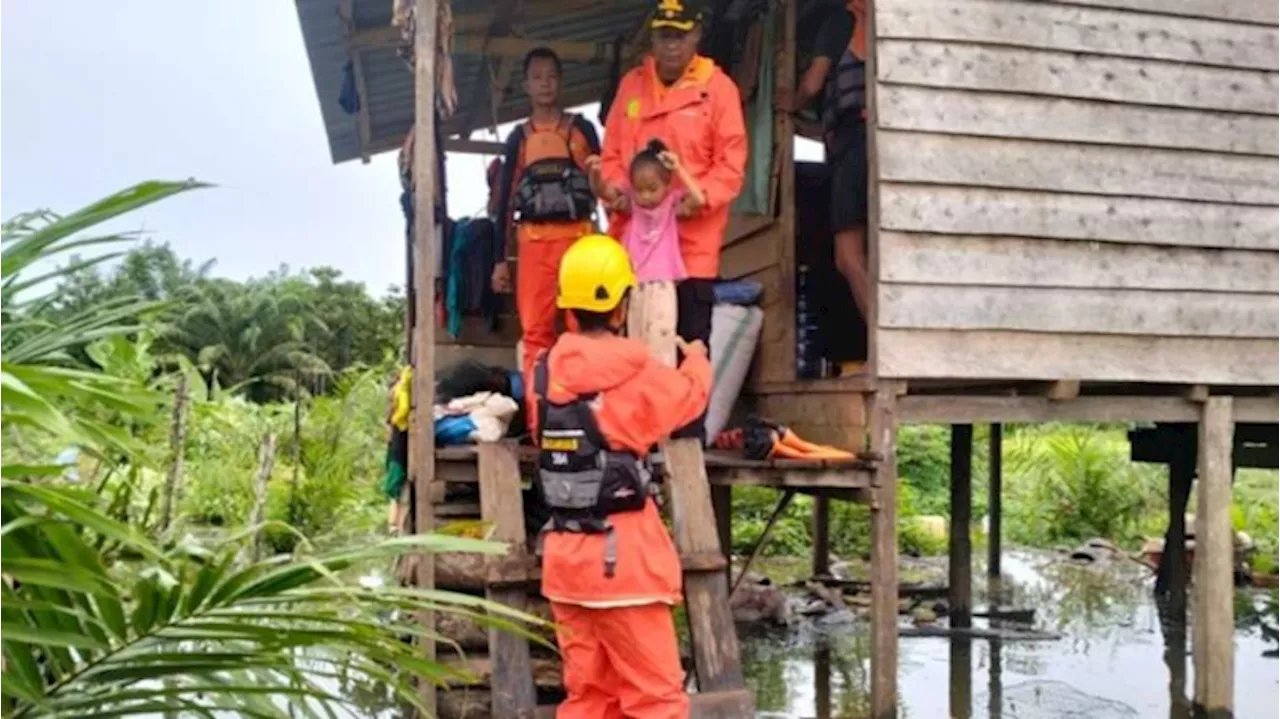 Basarnas Evakuasi Ayah dan Anak yang Terjebak Banjir di Konawe Utara