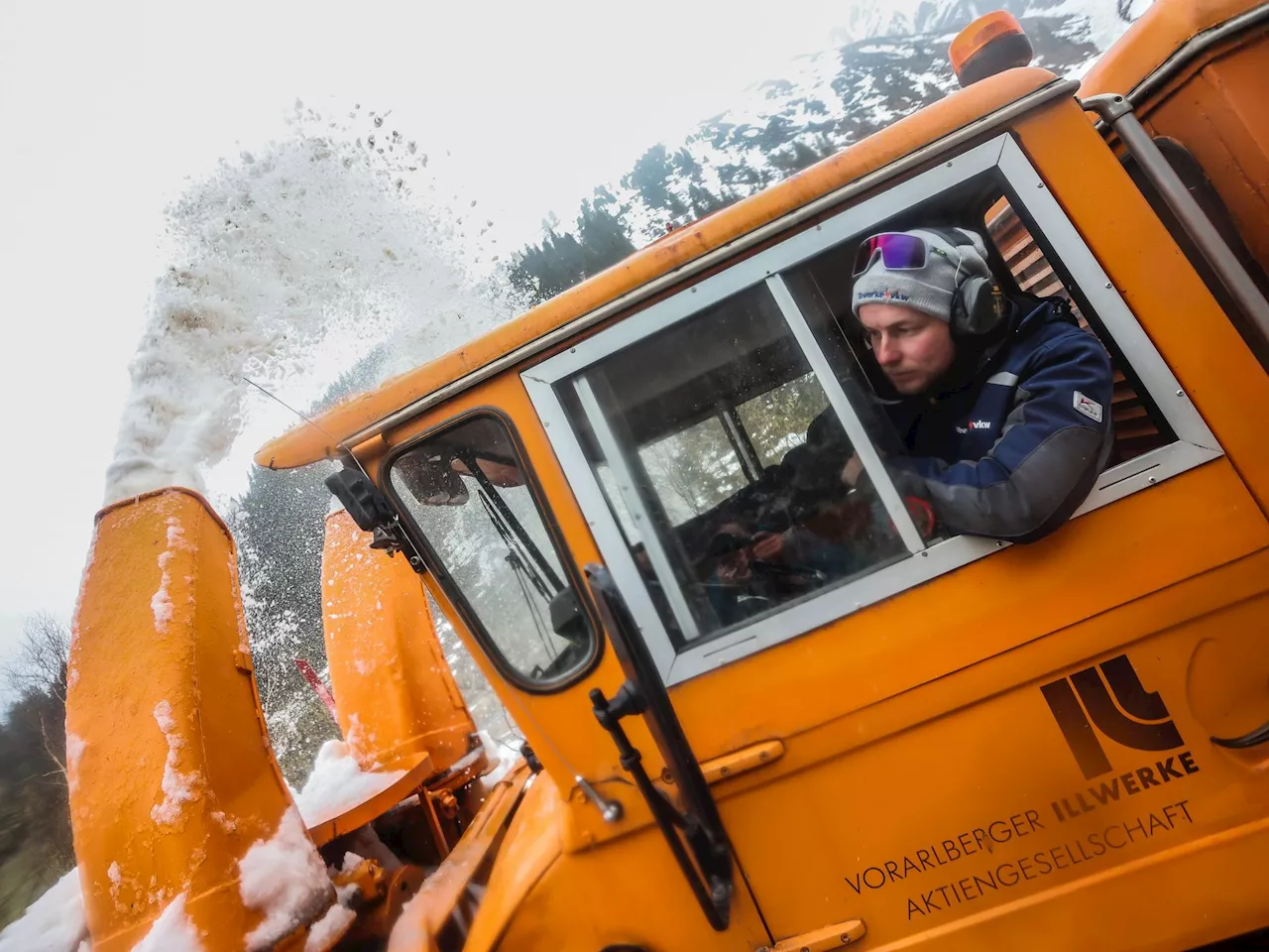 Christoph räumt die Silvretta Hochalpenstraße - im selben Gerät, wie schon sein Großvater