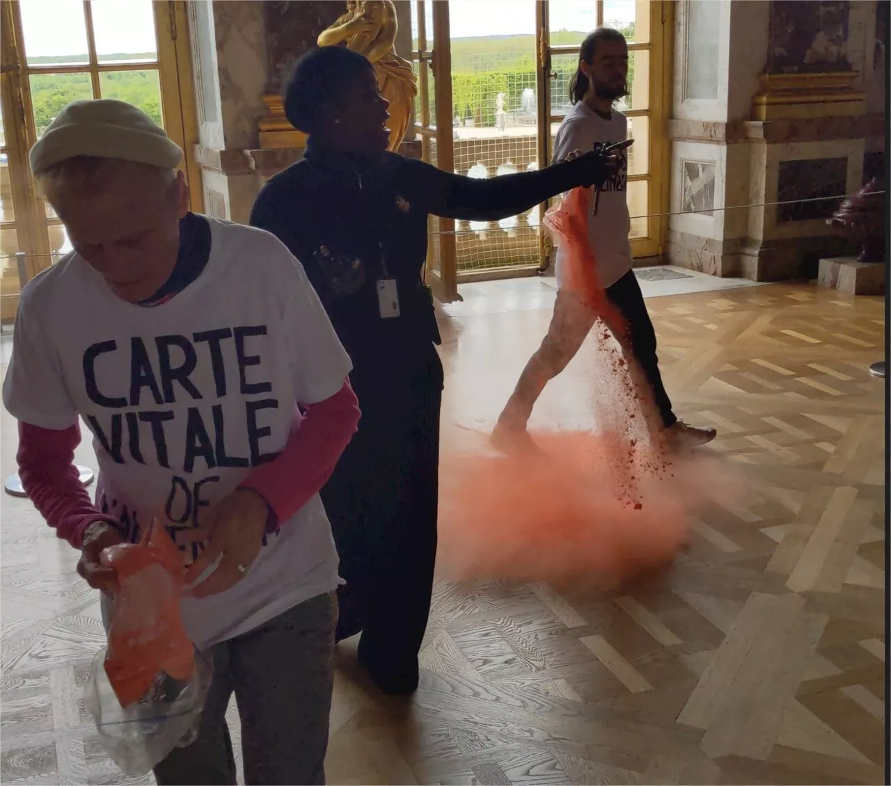 La galerie des Glaces du château de Versailles attaquée à la poudre orange par des activistes